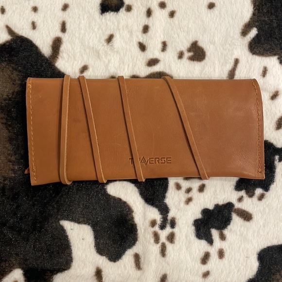 🍍Limited Edition 19 Crimes Leather Electronics Travel Case - Picture 2 of 4